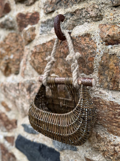 Make a mini Guernsey Basket