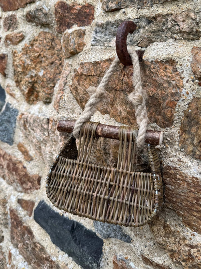 Make a mini Guernsey Basket